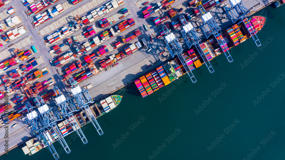 进出口全球业务全球物流和运输中工业港口的集装箱船