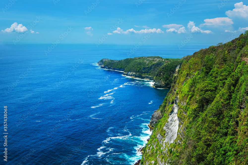印度尼西亚巴厘岛的悬崖和蓝色大海。