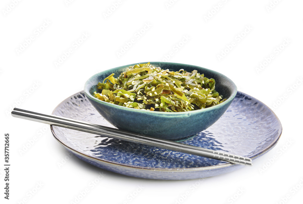 碗里有美味的海藻和白底筷子