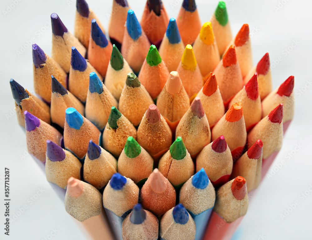 浅色背景下的彩色铅笔，特写
