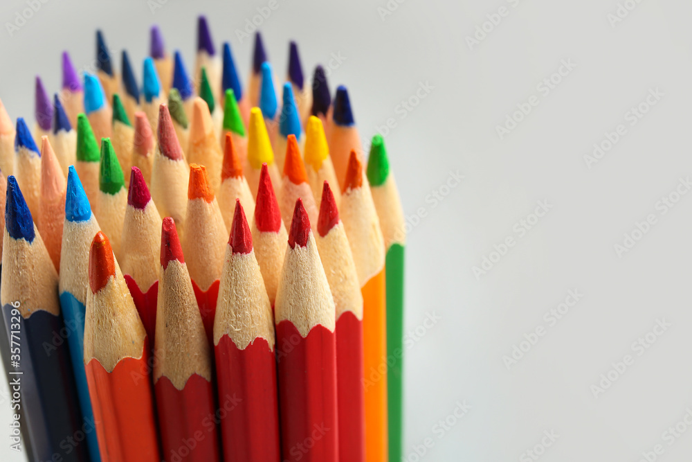 浅色背景下的彩色铅笔，特写