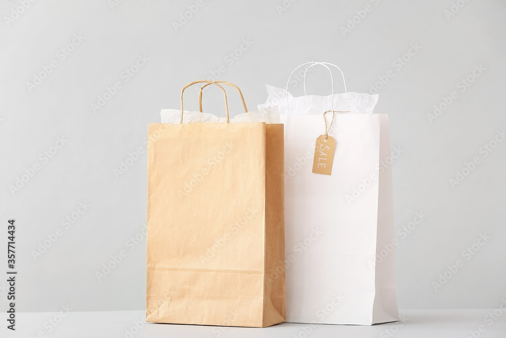 浅色背景的纸质购物袋