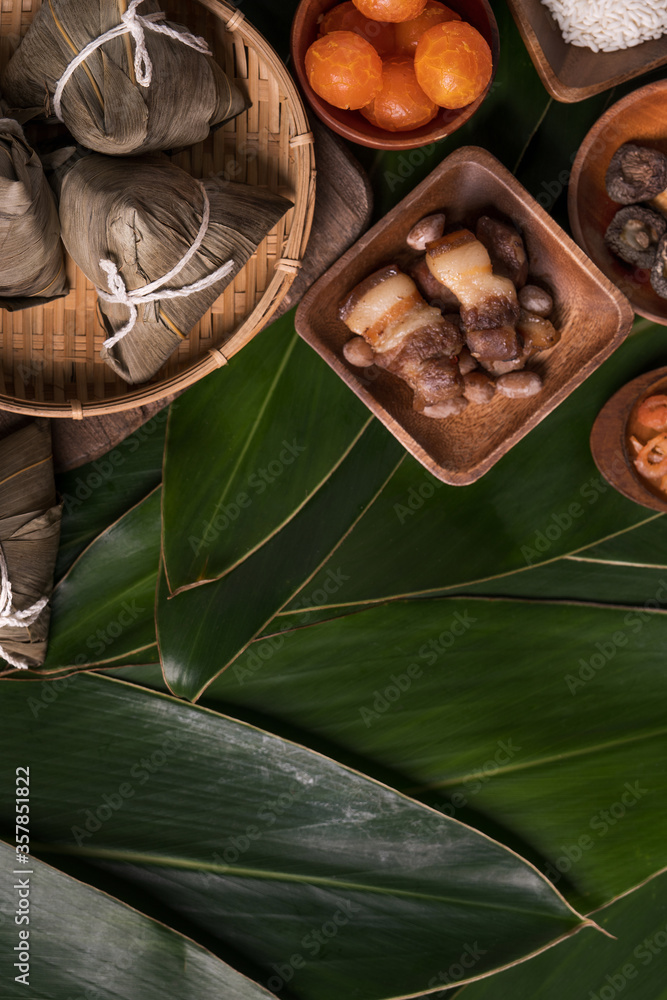 粽子，粽子——端午节绿叶背景下的传统中国食物，D