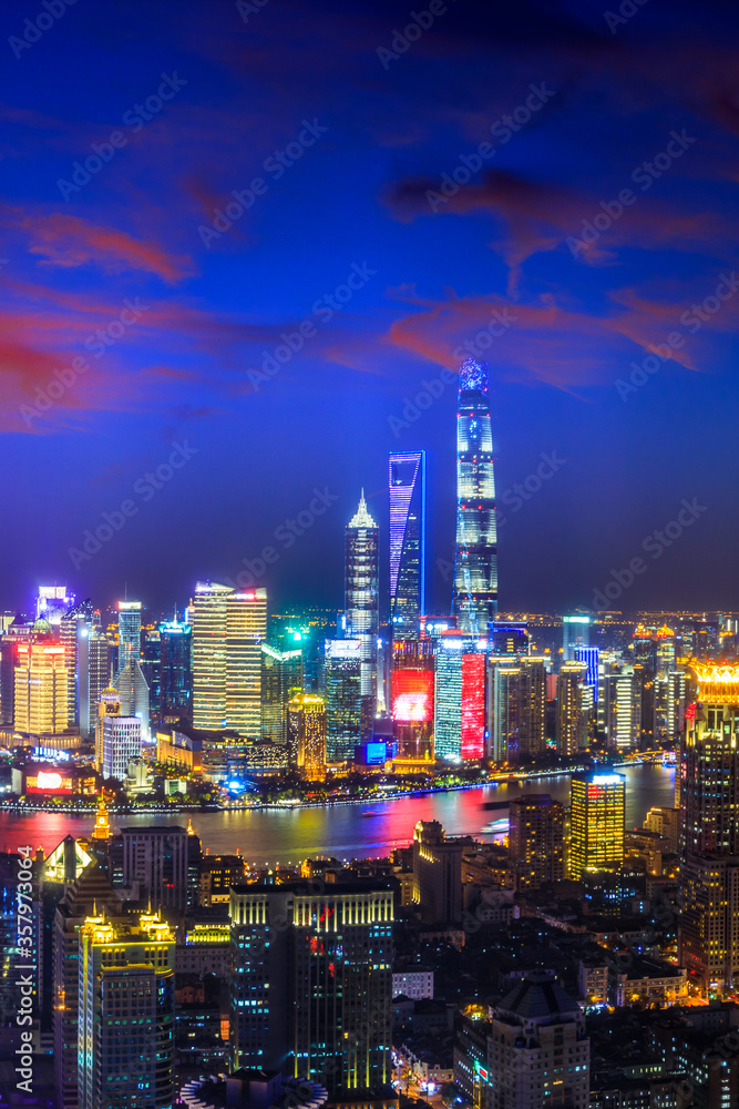 美丽的上海天际线和夜晚的城市建筑，中国。高角度视角。