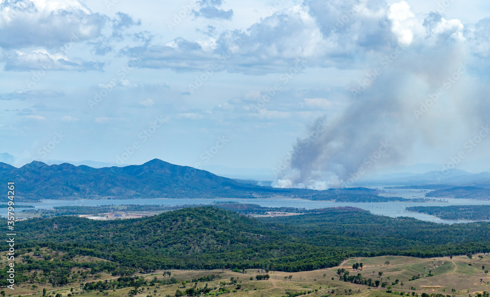 昆士兰格莱斯顿地区阿武恩加湖南侧的丛林大火