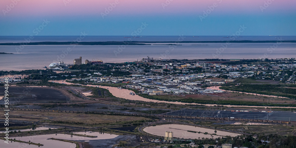 日落时的格莱斯顿港，远处是珊瑚海，澳大利亚昆士兰