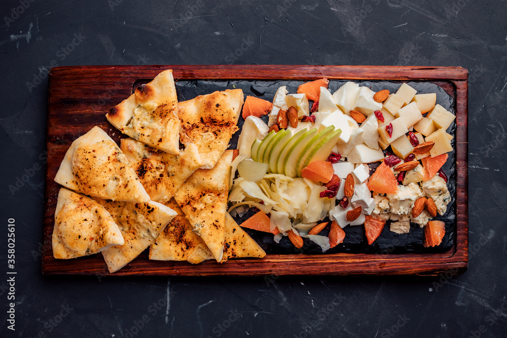美味的开胃菜放在木板上，俯视图。