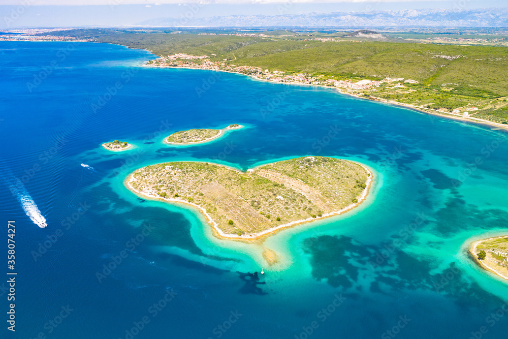 克罗地亚，亚得里亚海美丽的海岸线，绿松石色的浪漫心形Galesnjak岛