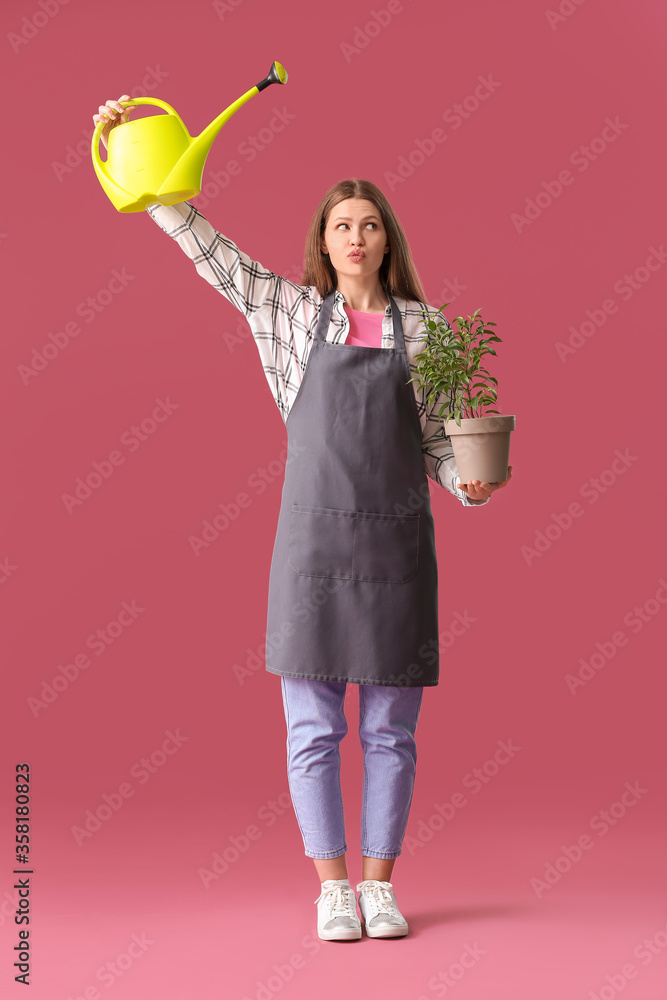 一位年轻女士，带着喷壶和室内盆栽，背景为彩色