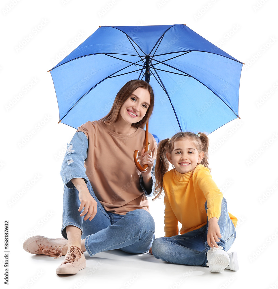 白底带伞的母亲和小女儿