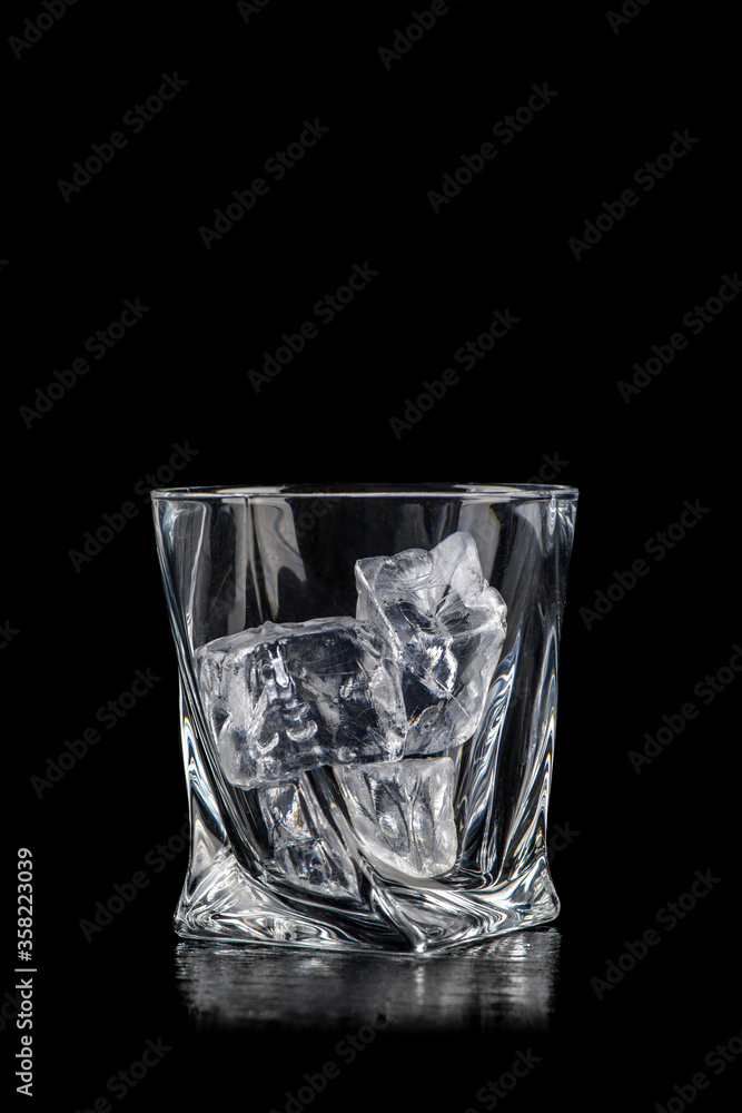 黑色冰块酒精饮料玻璃杯