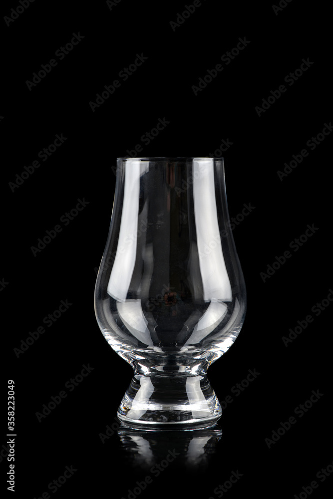 黑色酒精饮料玻璃杯