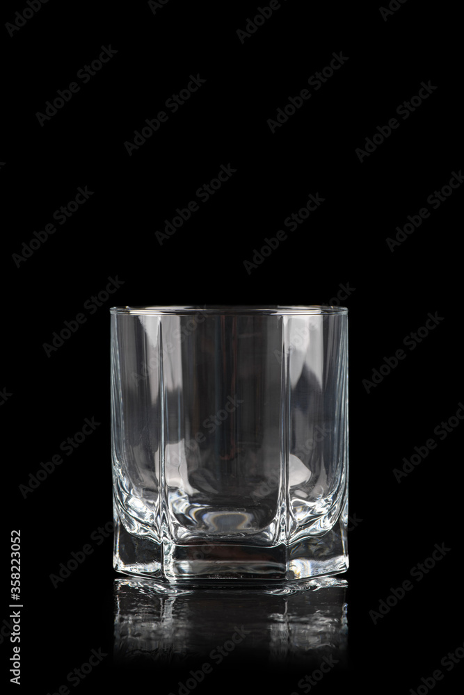 黑色酒精饮料玻璃杯