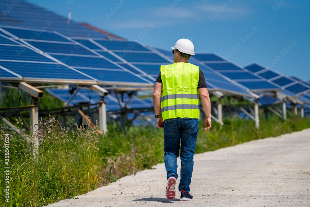 测量太阳能发电厂运行和维护效率的专业服务人员。
