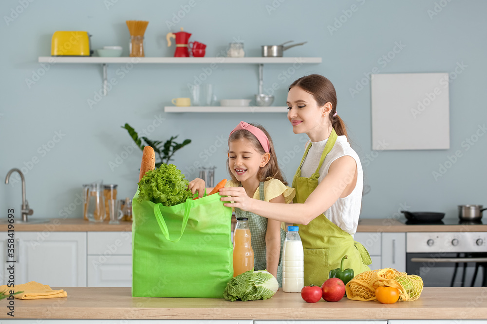 母女俩在厨房打开市场上的新鲜产品