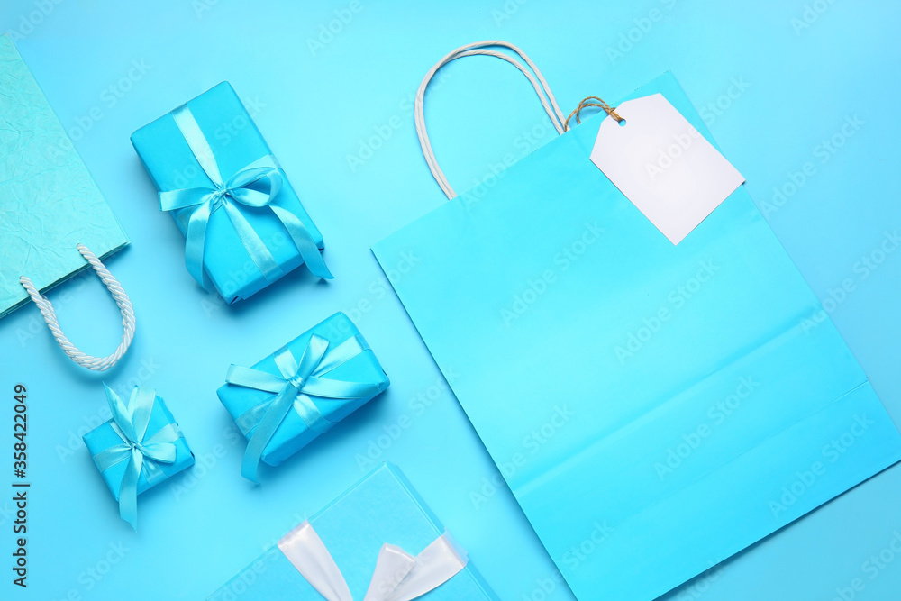 彩色背景的纸质购物袋和礼品