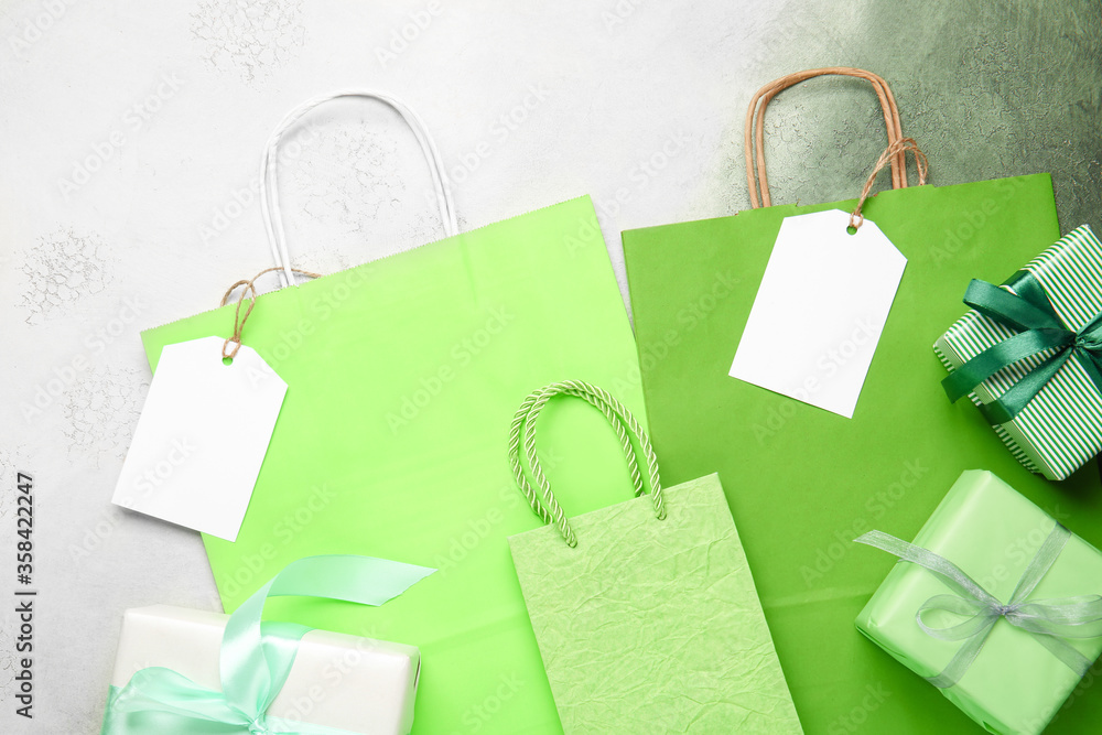 彩色背景的纸质购物袋和礼品