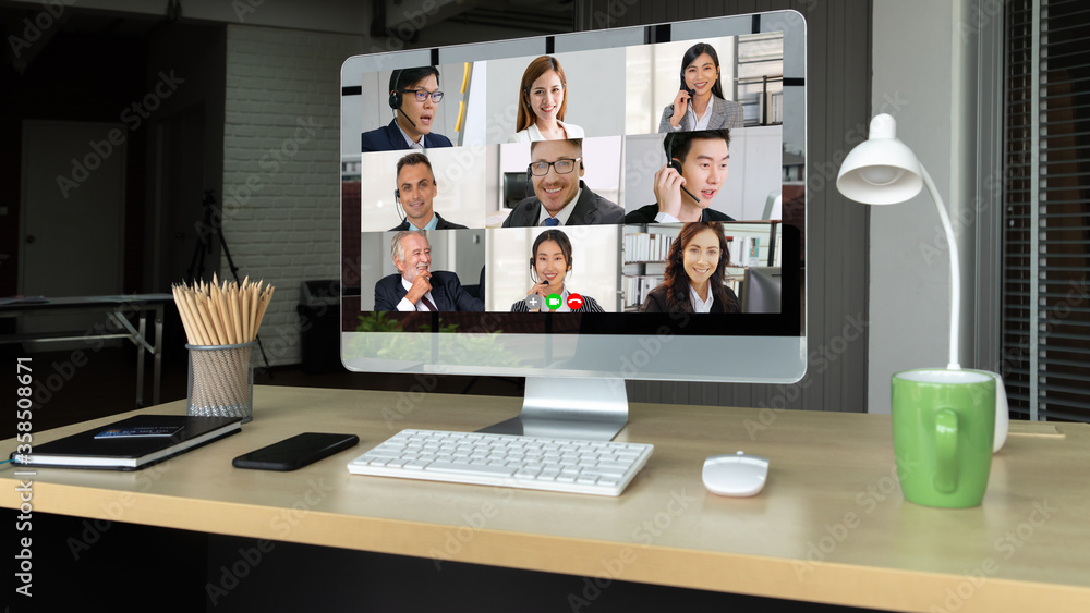视频通话商务人士在虚拟工作场所或远程办公室会面