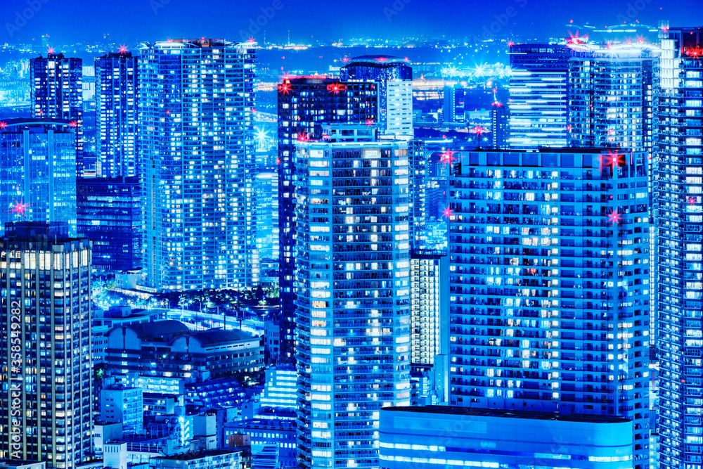 光が眩しい、東京の水辺に立ち並ぶ高層ビル群の夜景