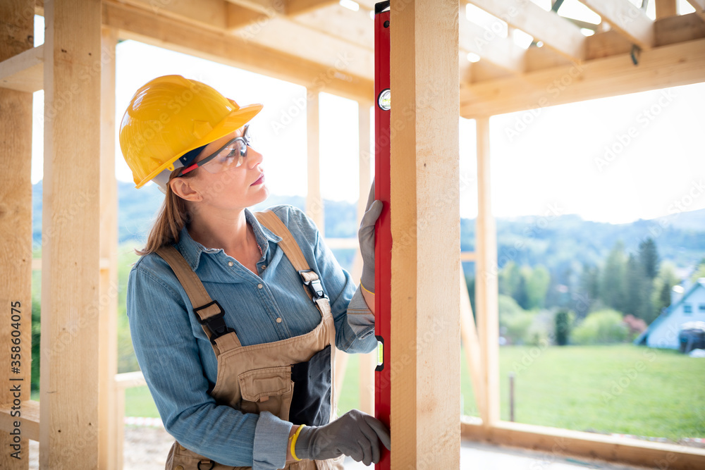 木框架房屋建筑工地女工使用水平工具
