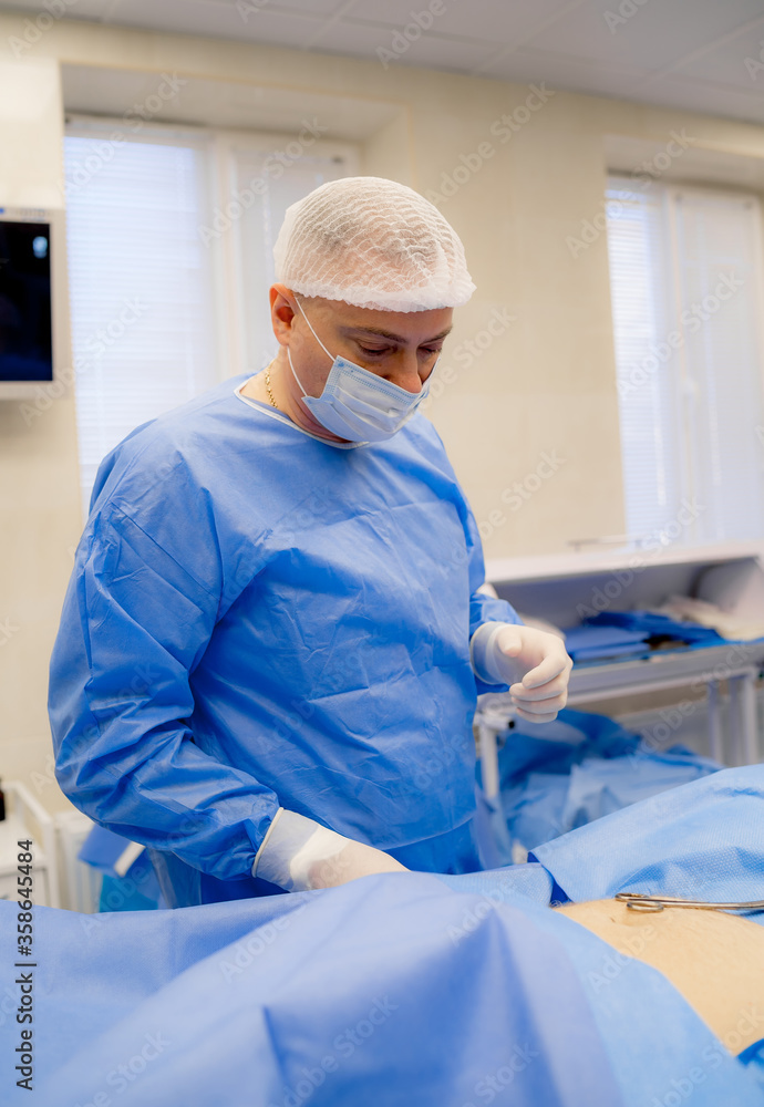 外科医生在明亮的现代化手术室里进行手术。手术室。现代化设备