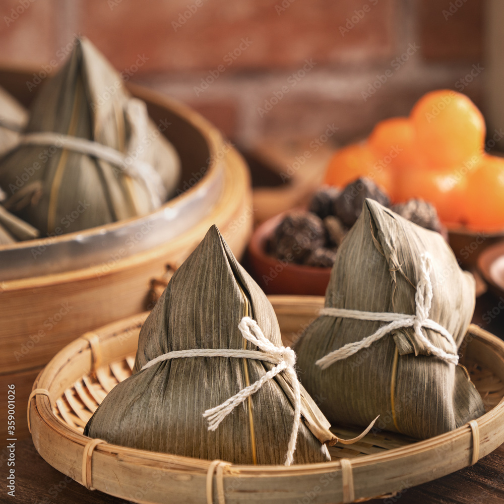 粽子——红砖墙、靠窗的木桌上的蒸笼里的中国粽子