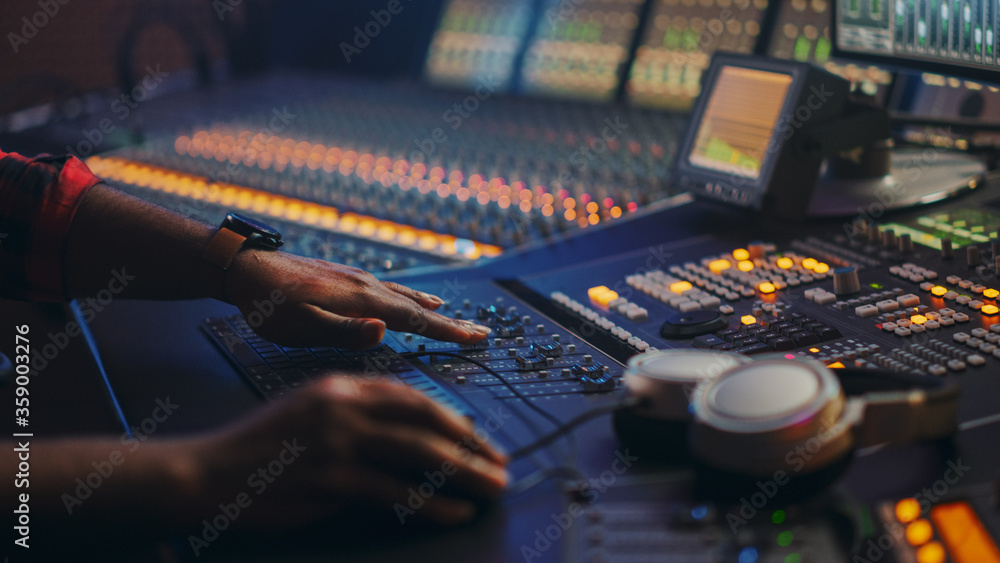 音乐创作者、音乐家、艺术家在音乐唱片工作室工作，使用表面控制台均衡器