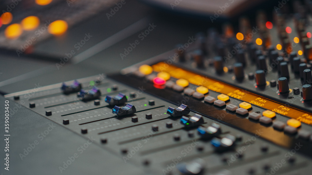 带均衡器、混音器和其他专业设备的现代音乐录音室控制台。Swit
