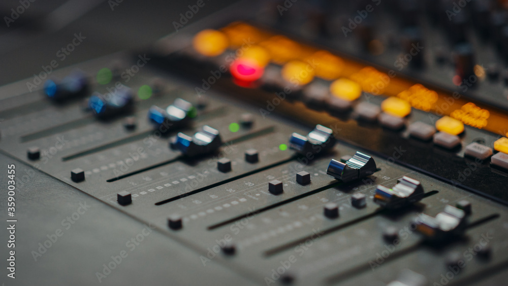带自动均衡器、混音器和其他专业设备的现代音乐录音室控制台