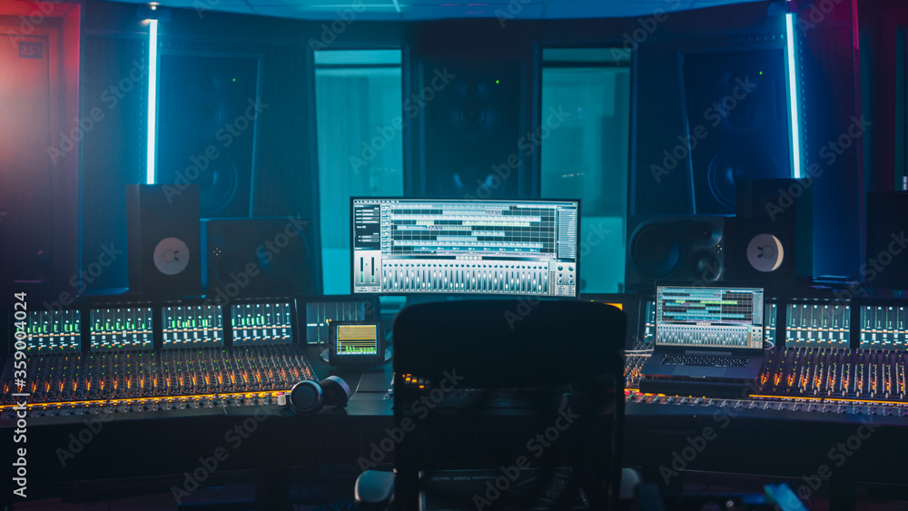 带电脑屏幕的现代音乐唱片工作室控制台的照片，展示DAW So的用户界面