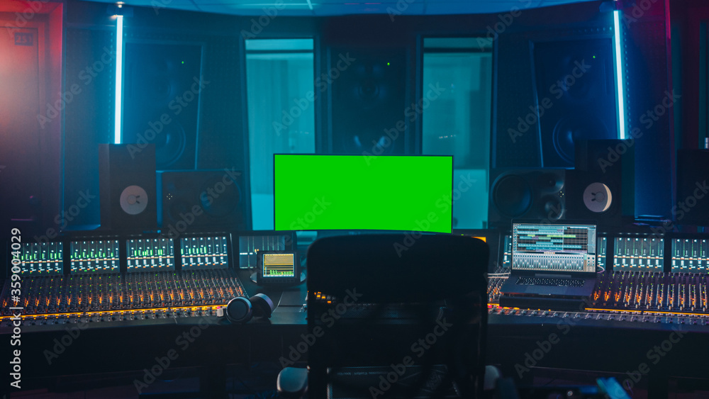 现代音乐唱片工作室控制台，配有绿屏Chroma键计算机、均衡器、混音器和