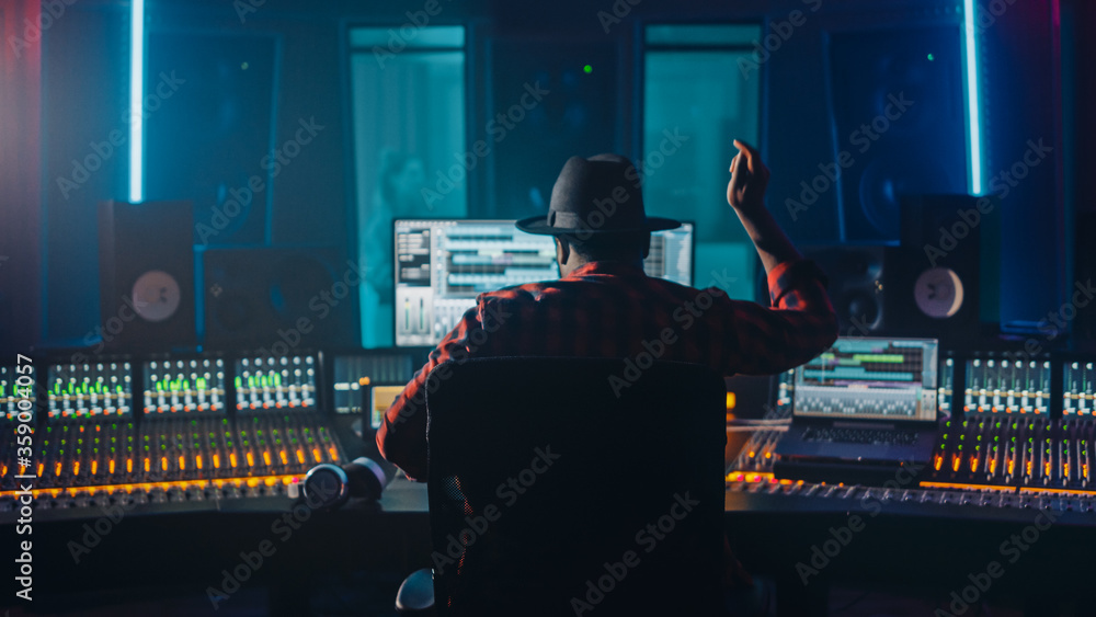 艺术家、音乐家、音频工程师、录音室制作人，使用带电脑的控制台S