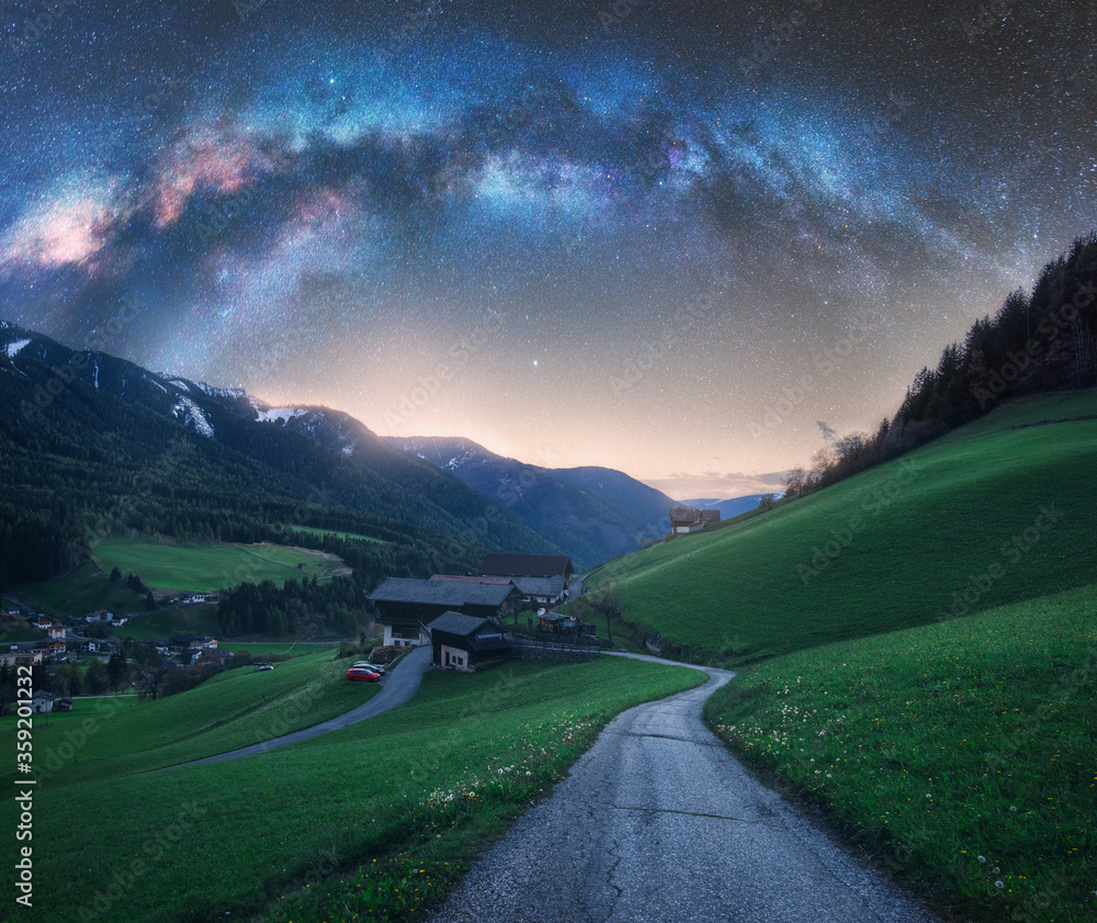 意大利夏季乡村山路上的拱形银河。sta的美丽夜景