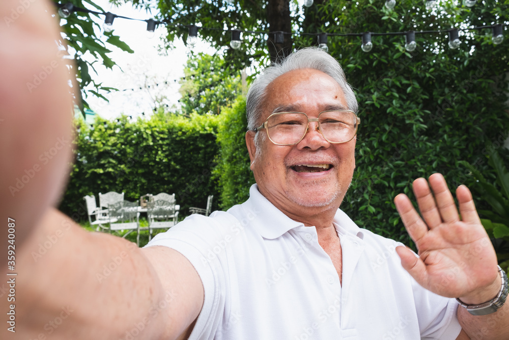 亚洲老人与家人视频通话时的自拍