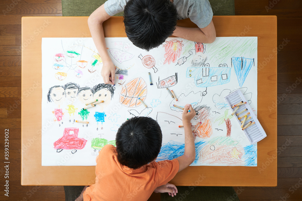 リビングで絵を描く日本人小学生