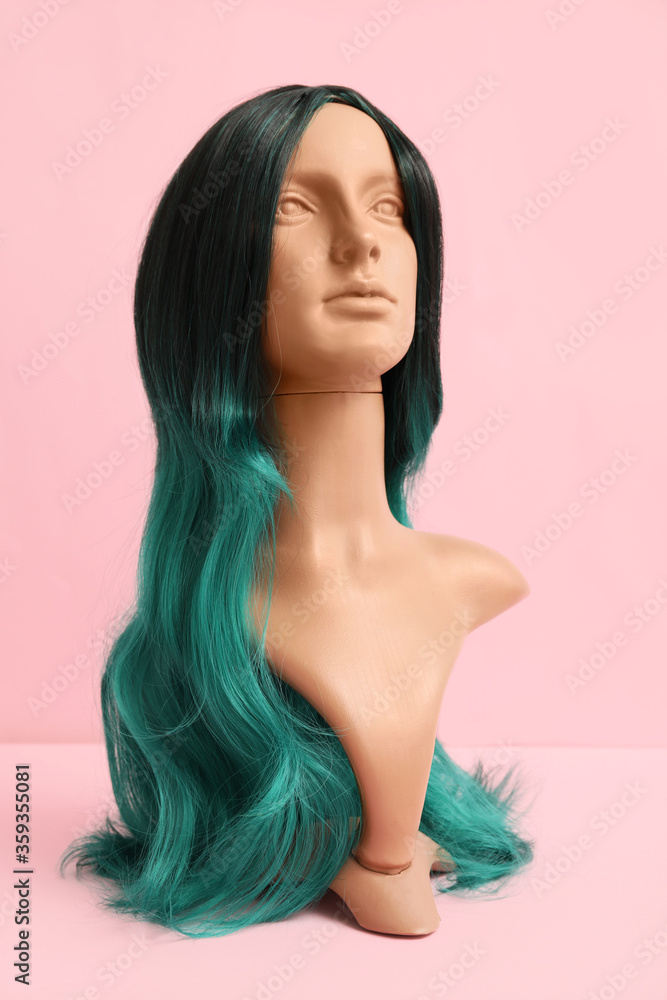 彩色背景上戴着不同寻常的女性假发的人体模型