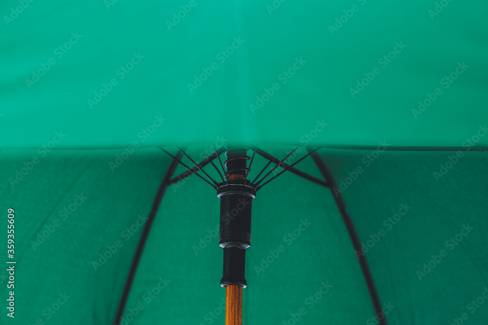 时尚的绿色雨伞，特写