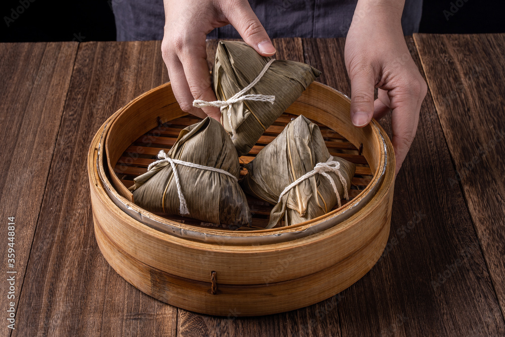 粽子，端午节，蒸笼里的一包中国传统熟食