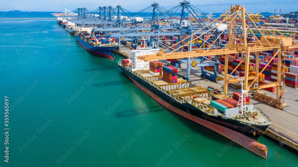 鸟瞰集装箱货船，进出口贸易全球商务贸易物流与运输
