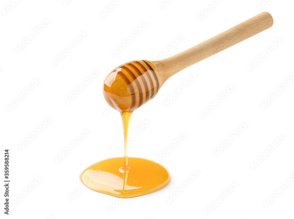 从蜂蜜勺中滴下的纯蜂蜜被隔离在白色背景上。修剪路径。