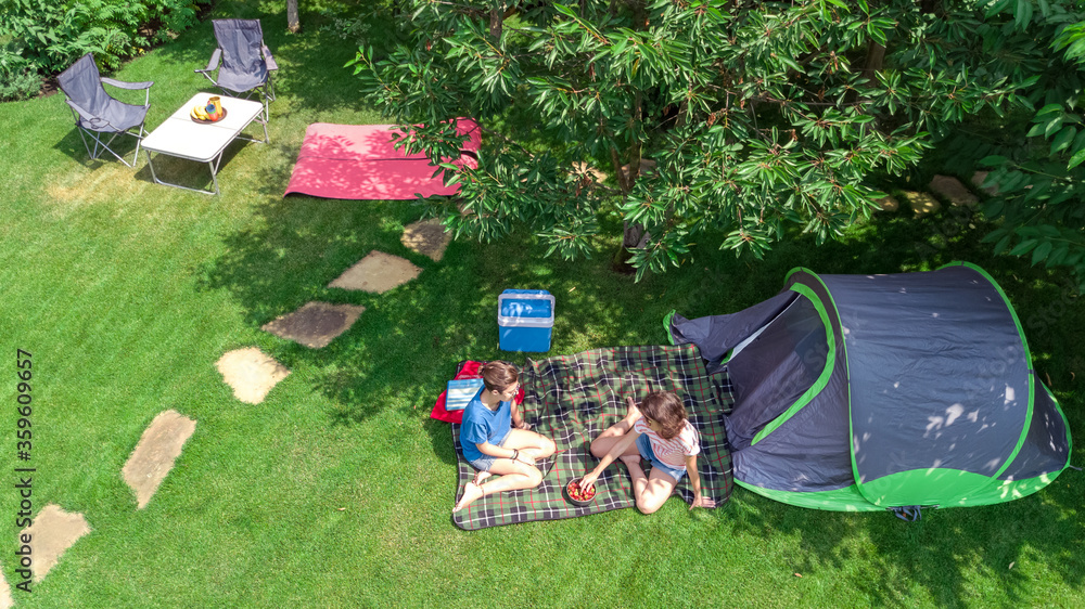 从上方俯瞰露营地，母女俩玩得很开心，帐篷和露营设备u