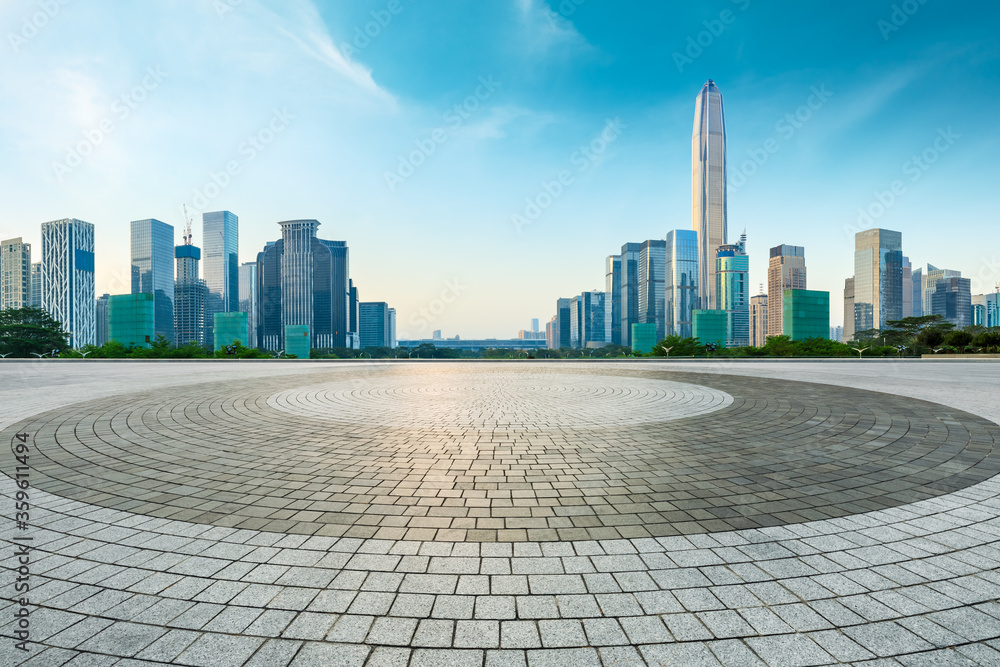 中国深圳空旷的广场和现代的城市风光。