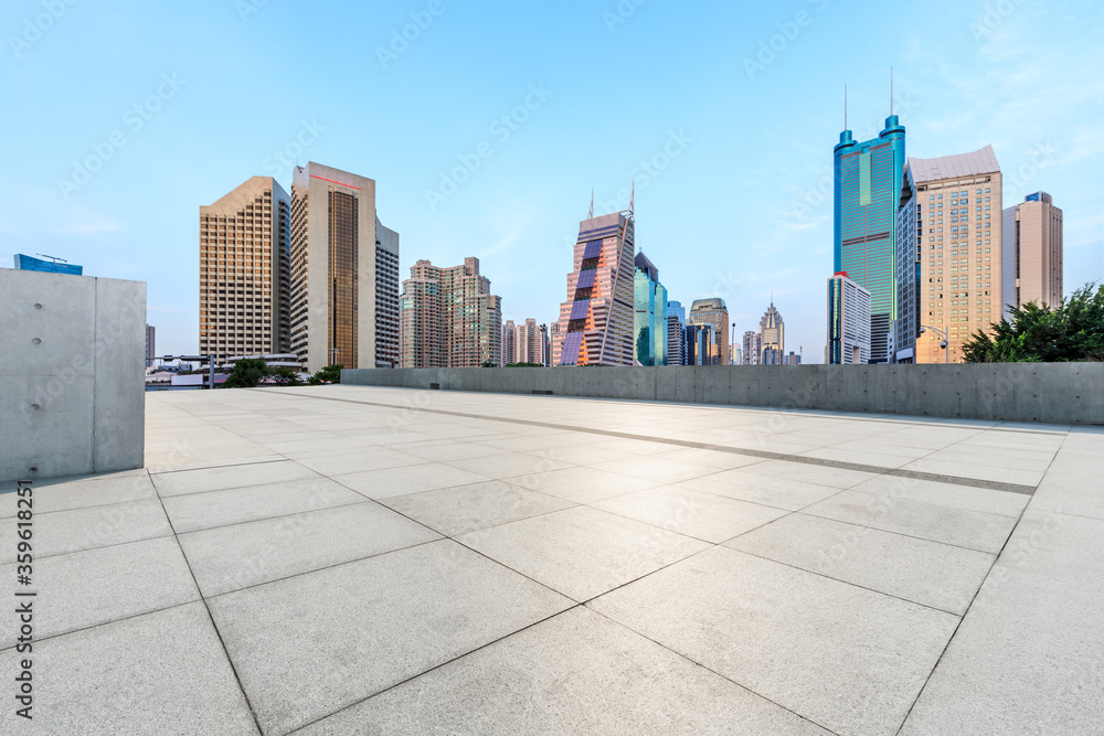 中国深圳空旷的广场和现代的城市风光。