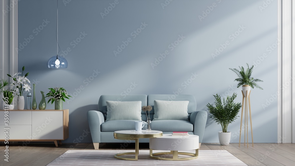 现代客厅内部，深蓝色墙壁背景上有沙发和绿色植物、灯和桌子。