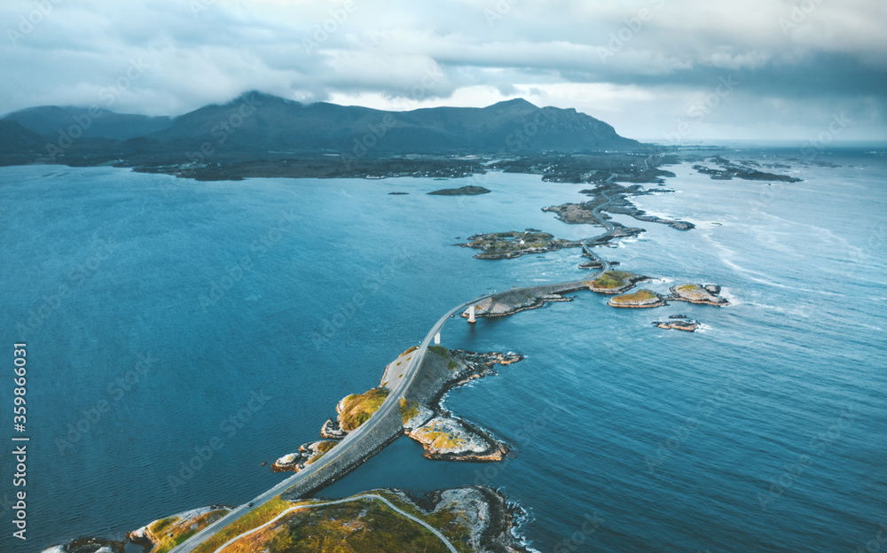 鸟瞰挪威大西洋公路旅行无人机风景暴风雨忧郁的天空自然斯堪的纳维亚陆地
