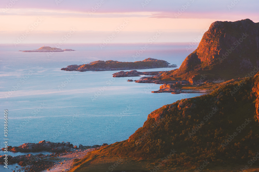 挪威的粉红色日落山脉和海洋景观旅行维斯特拉伦群岛午夜太阳航拍vi