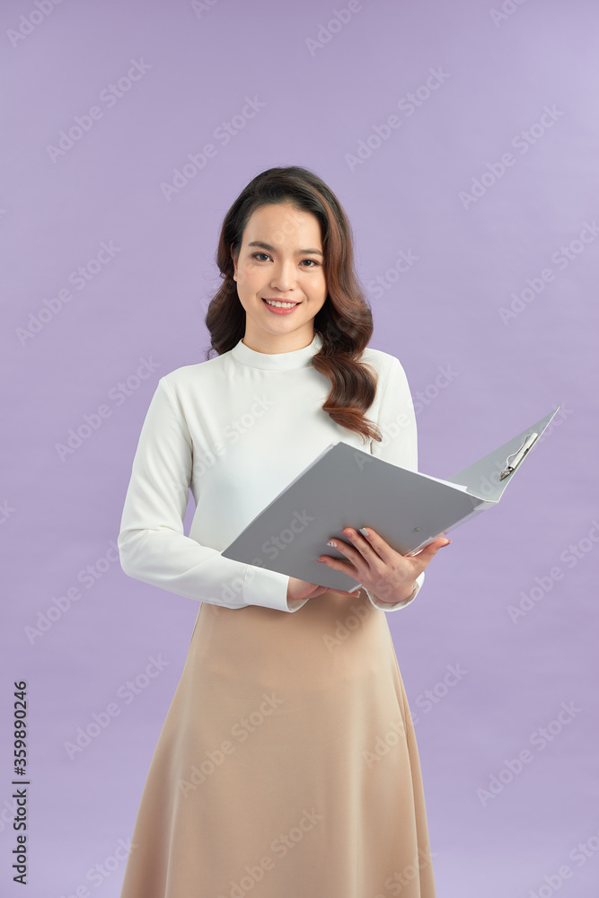 亚洲商务女性拿着打开的文件夹和文件