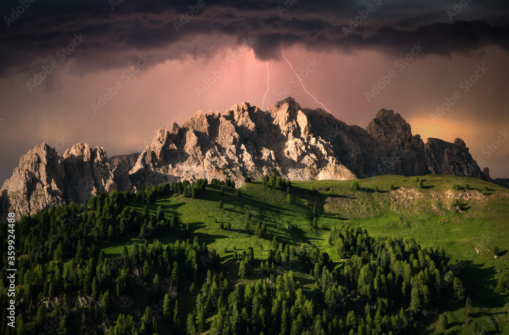 意大利多洛米蒂山上的戏剧性云层和闪电