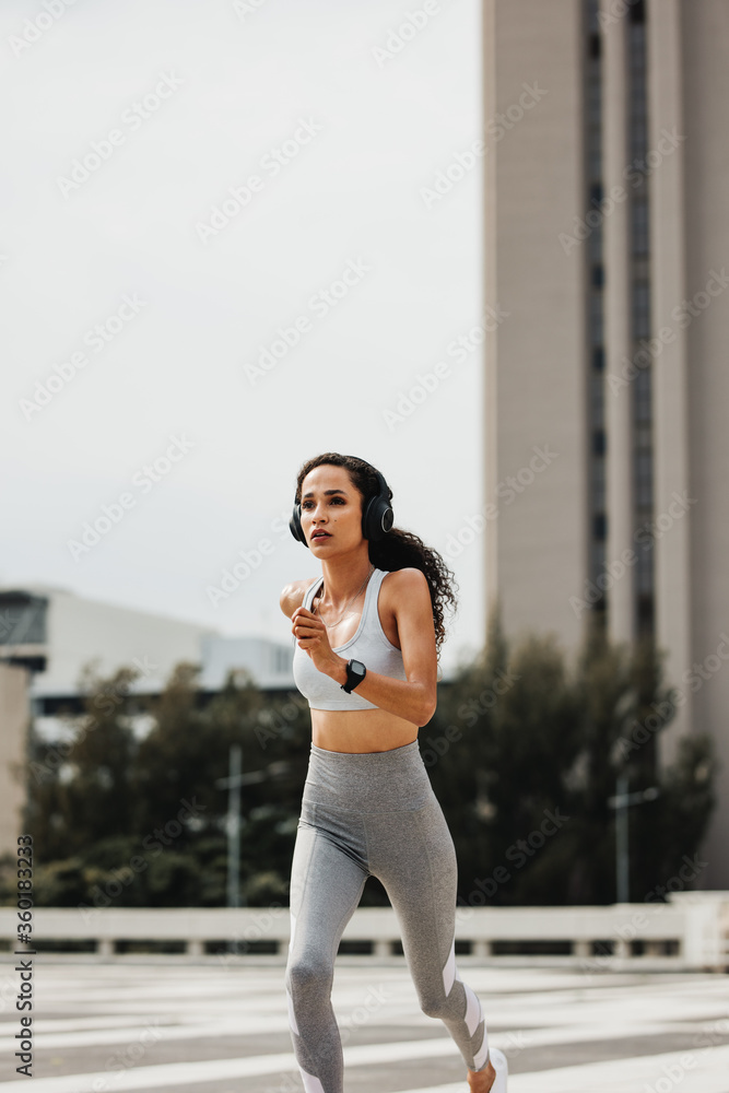 健身女性在城市跑步