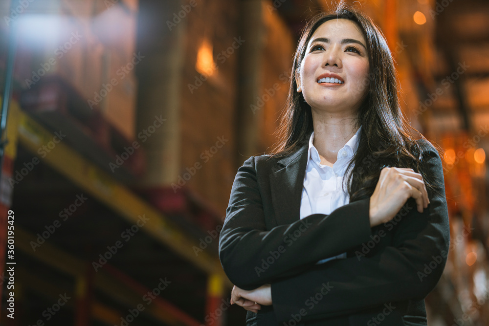 亚洲女企业主肖像正式西装手工检查产品库存，充满信心